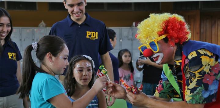 PDI Curicó llevó alegría a niños de albergue del Liceo de Hualañé